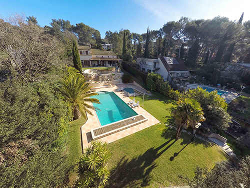 Villa en vente photographiée depuis un drone
